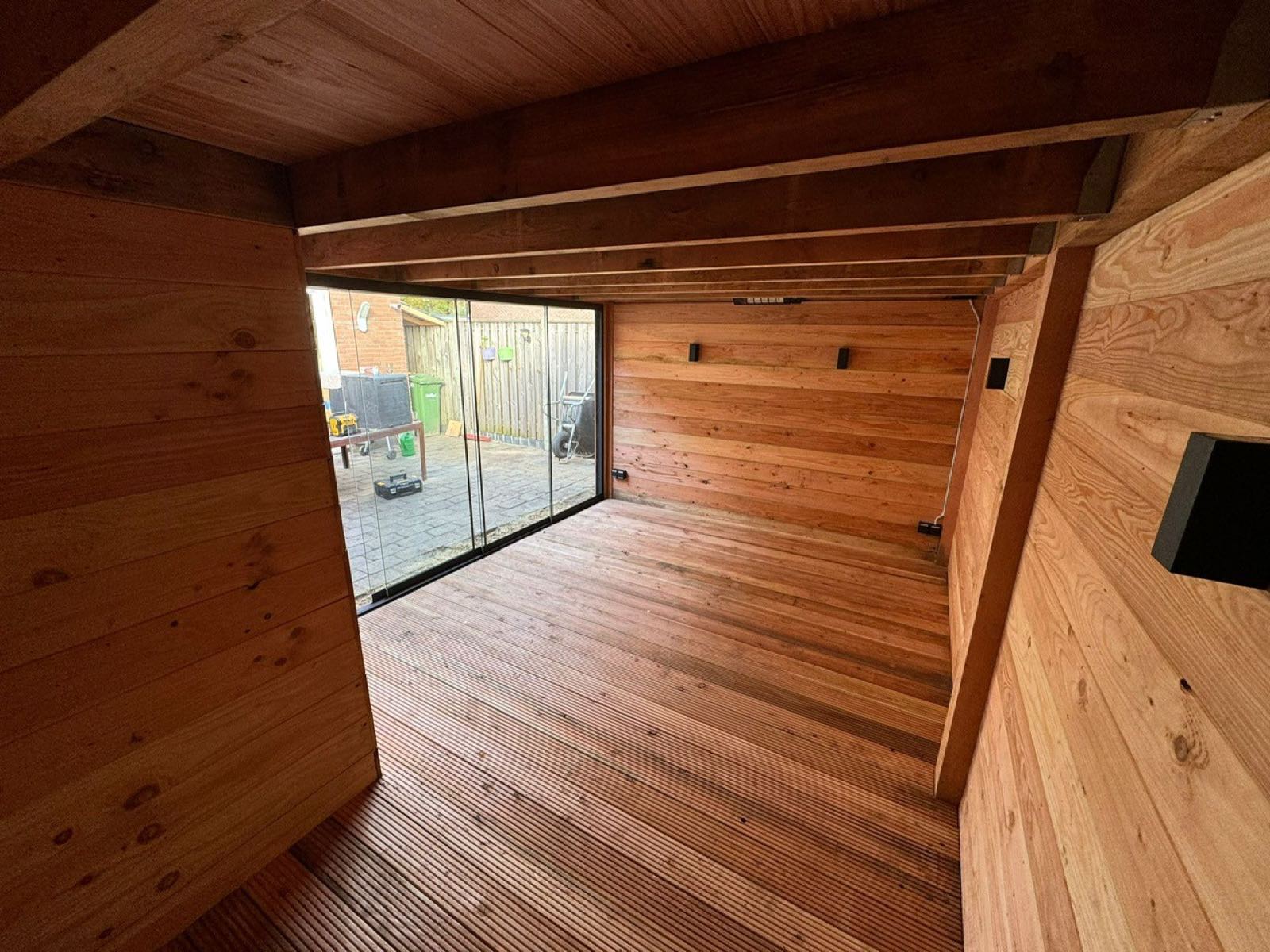 Vakkundig afgewerkte houten overkapping door BijHof