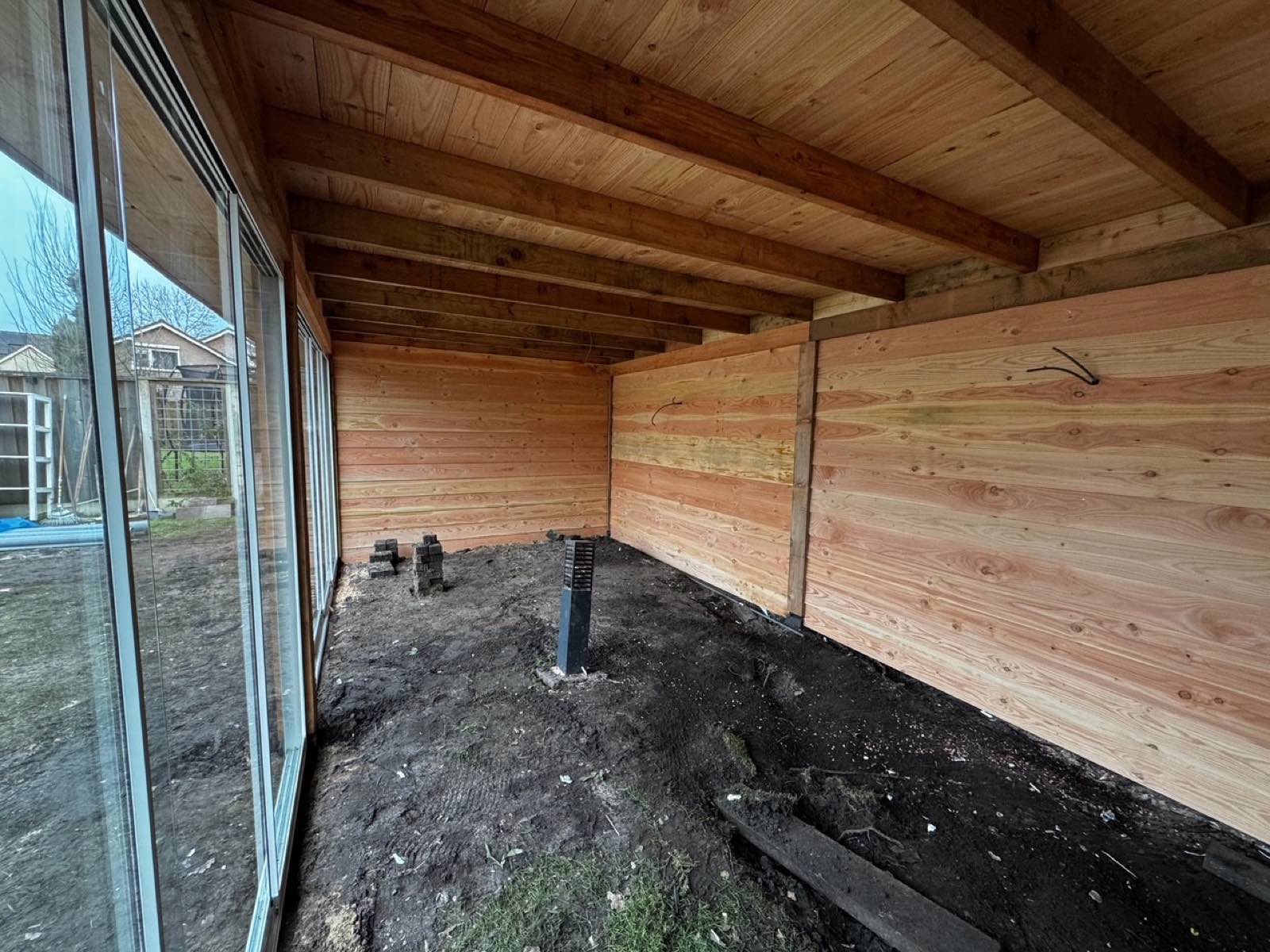 Vakkundig houtwerk van een overkapping in aanbouw