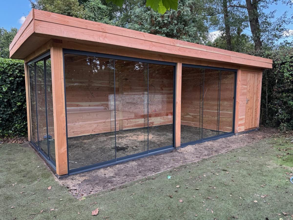 Houten overkapping met glazen schuifwanden op maat gemaakt door BijHof