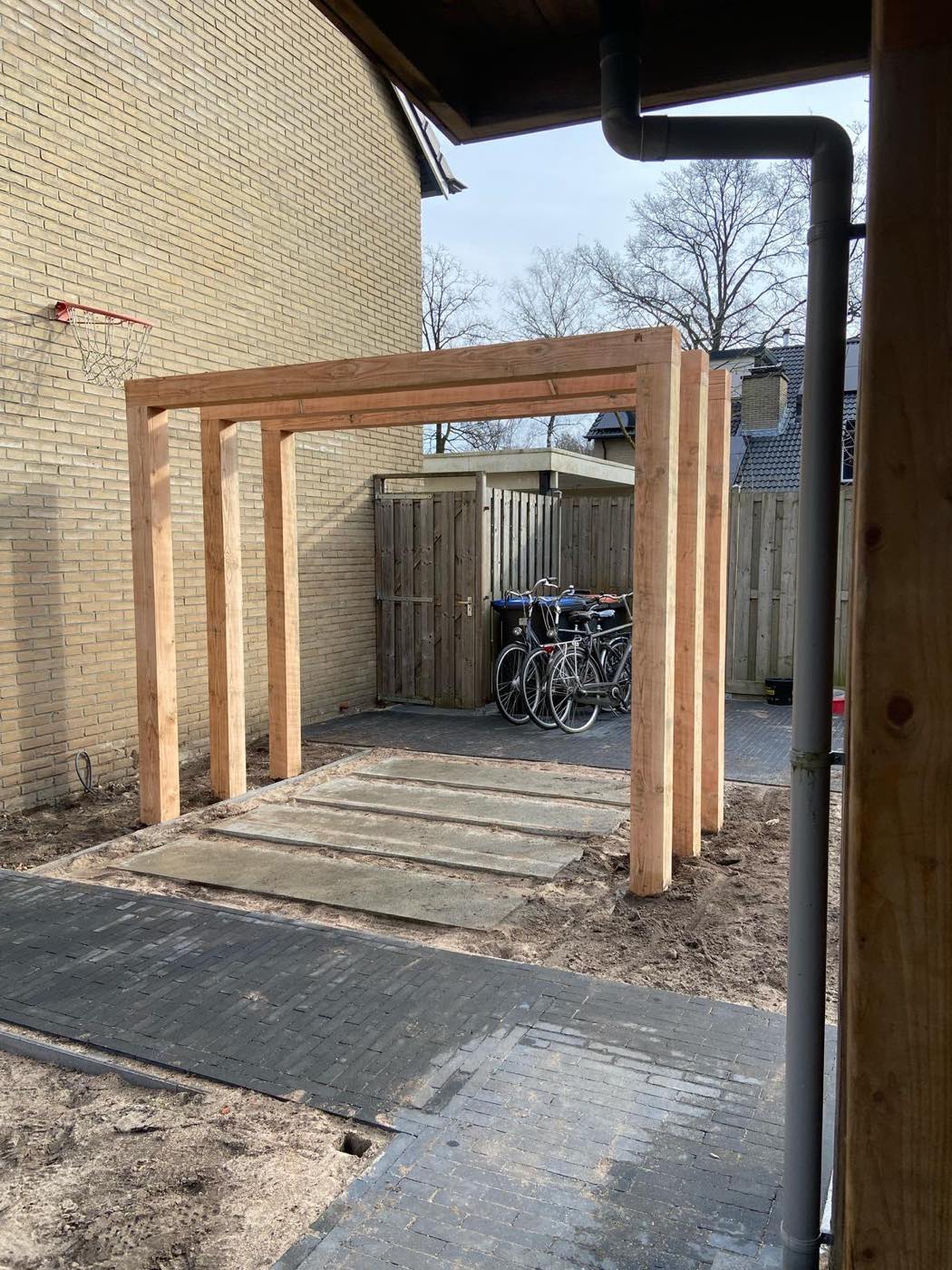 Open houten pergola-constructie op maat in de tuin